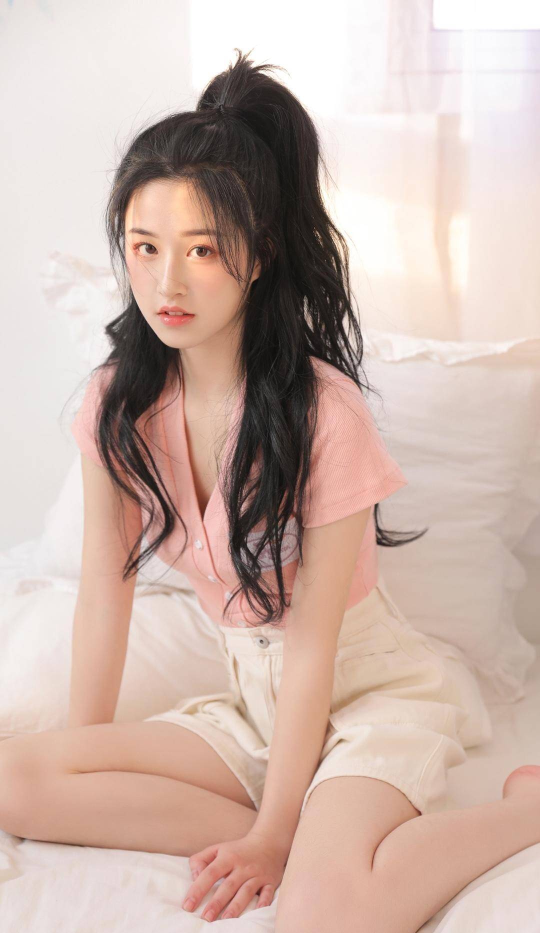 美女写真:花季少女粉色开衫裙裤美拍,高马尾俏皮可爱_脸型_女孩_发型