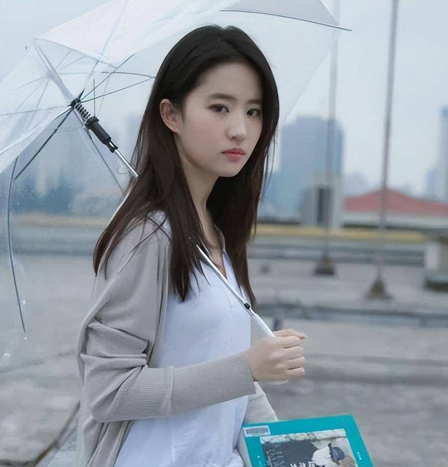 刘亦菲19岁热舞照被疯传,穿超短裙美到炸裂,一个眼神就让人心动_穿着