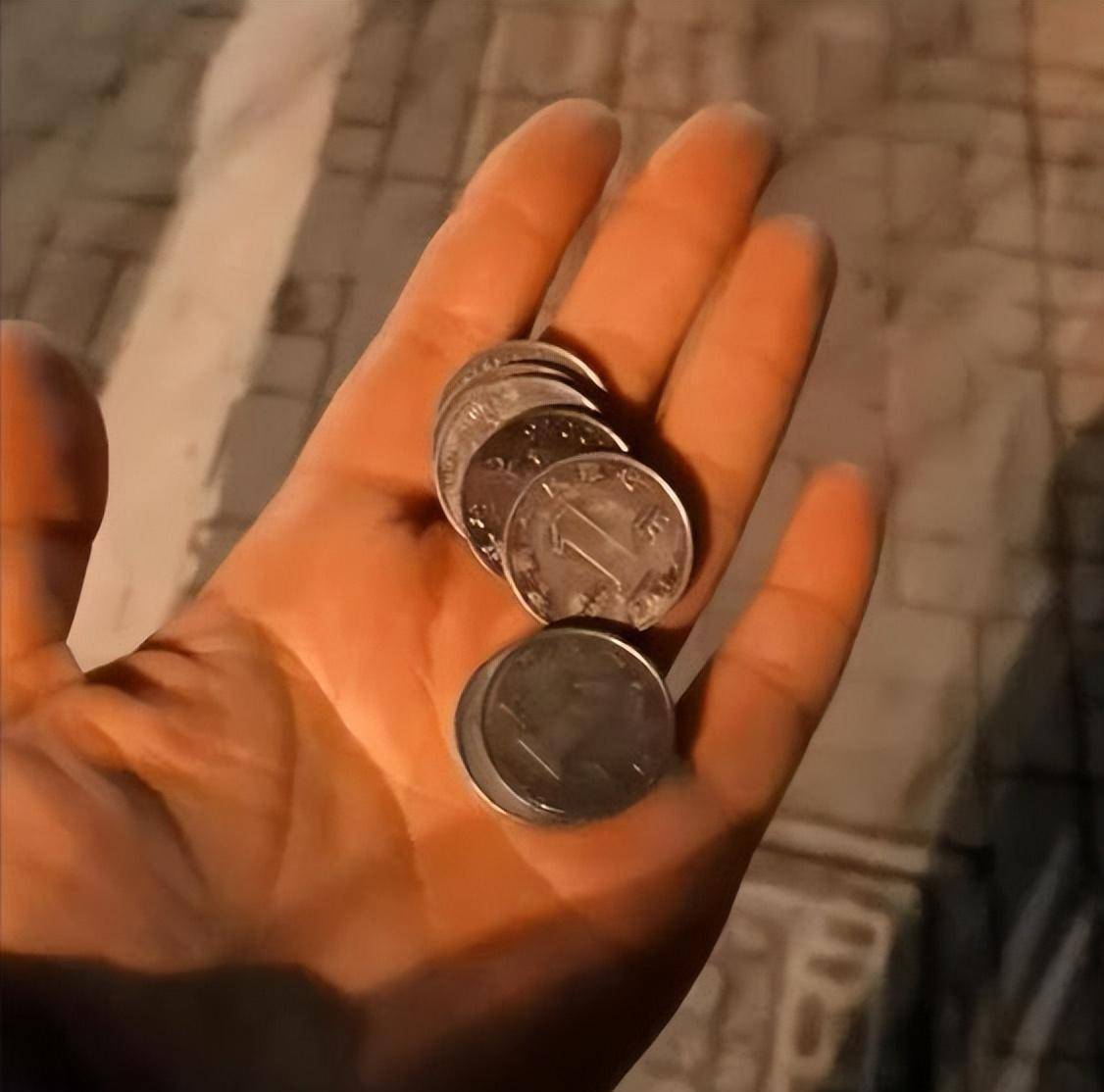女子晚上在十字路口捡1路1元硬币,开心发视频被提醒,吓到连夜扔