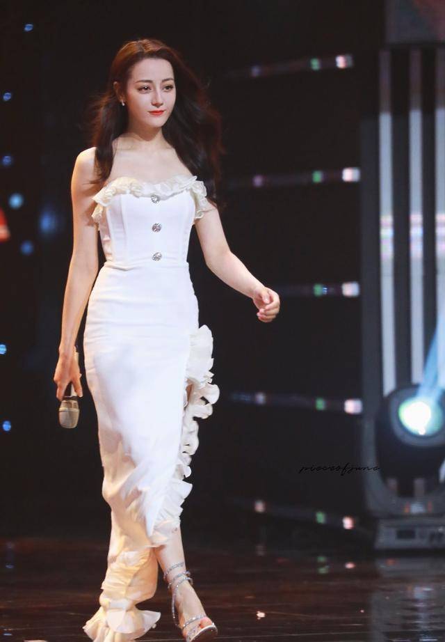 天天向上直播现场一男观众向迪丽热巴求婚,该男子现已被送警察局_教育