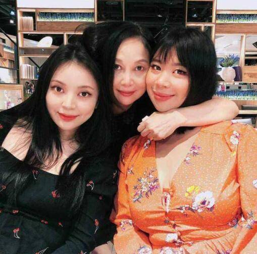 李宗盛与小27岁娇妻逛古董店 李宗盛三段婚姻唯有她最刻骨铭心_妻子