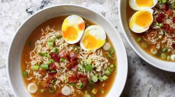 非洲炫富有新招!吃包泡面就是土豪!_当地人_食物_美食