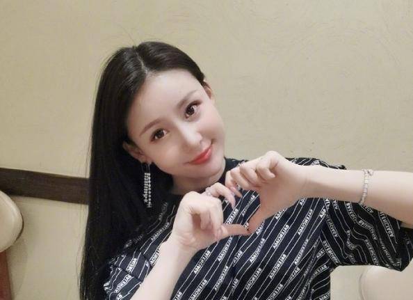 34岁贾青深夜会男友人,恣意抽烟姿势老练,变化太大被指网红脸?