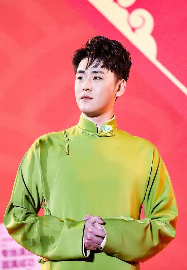 张云雷大褂之秋香绿,丫头们快来保存吧_显得_一生_娱乐