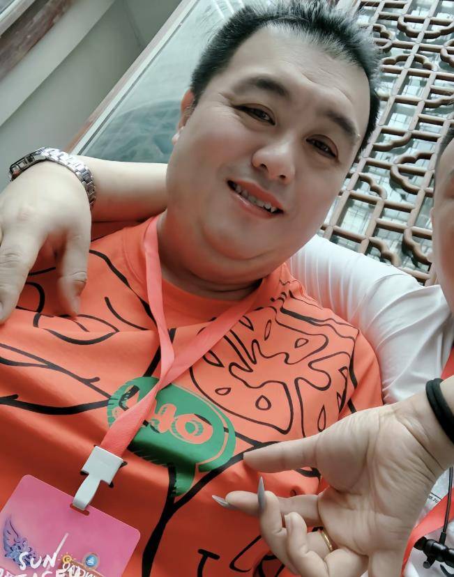 吉林电视台《全城热恋》小二哥脑出血去世,年仅45岁_节目_直播_小弟