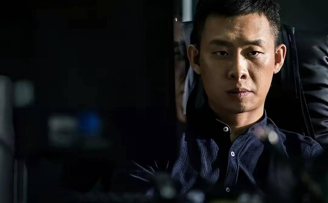 张译虽然没能出演高启强,但是在《国家行动》当中出演的徐望东也是