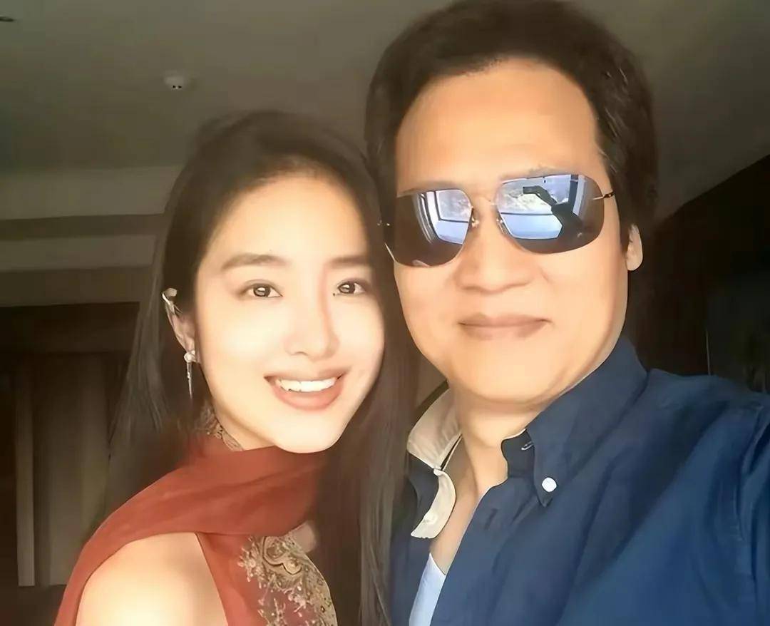 杨采钰:粉丝镜头下落寞憔悴身材发福成大姐,找大30岁男友后悔了