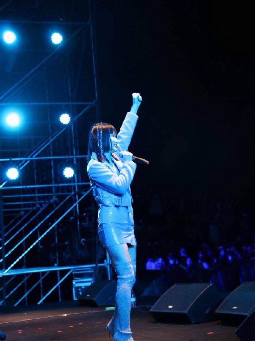 黄龄意外踩空舞台摔的大片淤青,还忍痛哭着给观众道歉_高以翔_事情