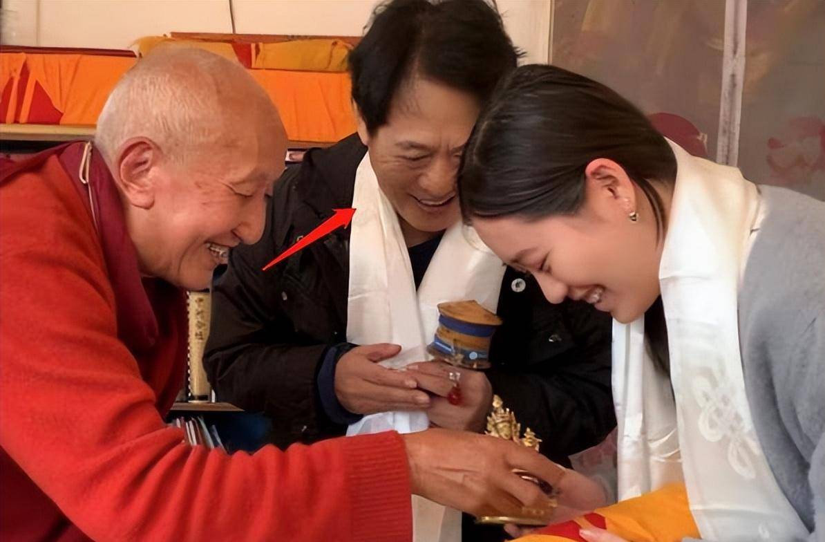 李连杰晒全家福!夫妻自然老去,两个女儿却没有遗传妈妈的美貌!