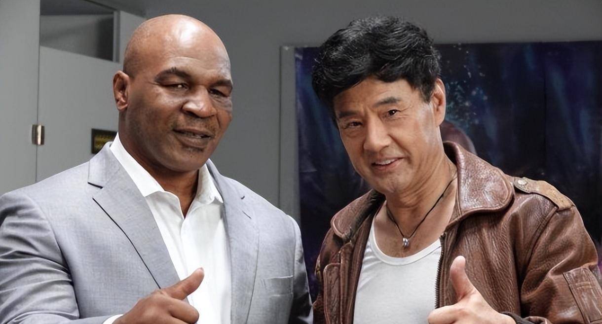 作为功夫巨星,于荣光不仅与李连杰合作,还在剧中与成龙,甄子丹等武打