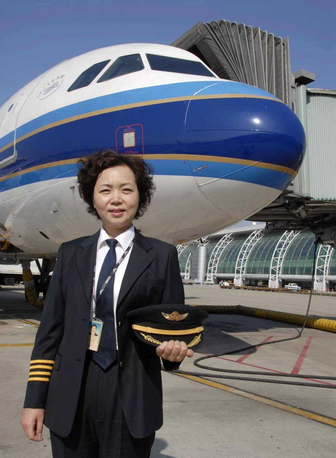 刘宇环:18岁放弃当空姐,南航首位女机长,退役后被航空公司疯抢_王牌