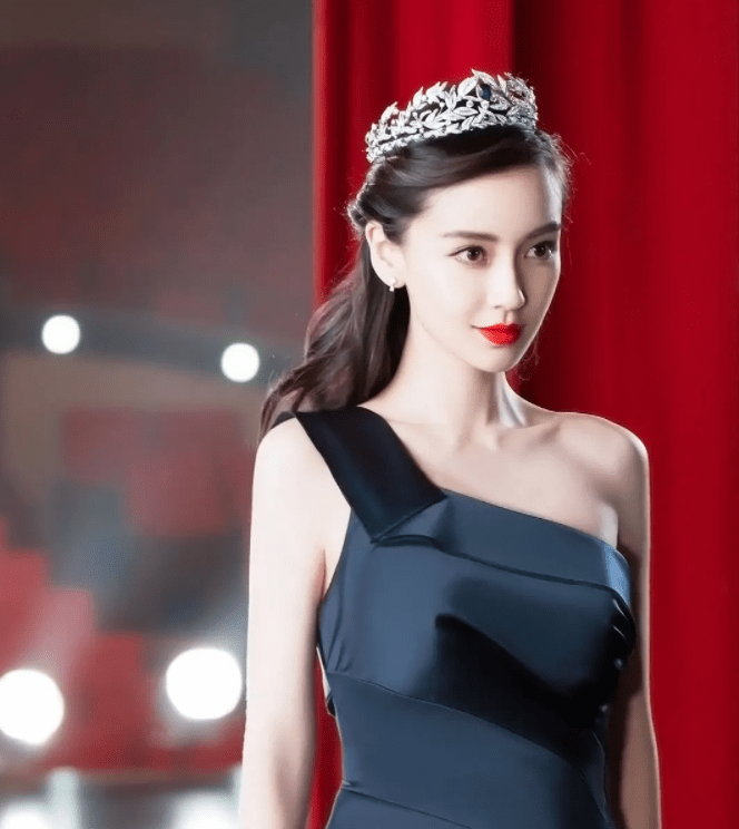 24岁的angelababy杨颖,卸妆后简直就是罗玉凤!_涂上大_王冠_红唇