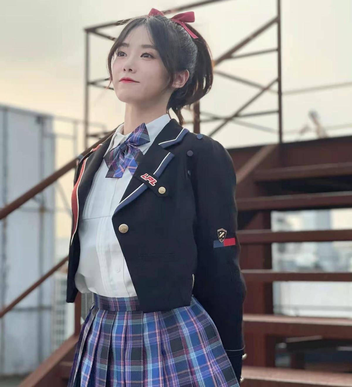 rita穿泳衣搭配白丝,余霜穿旗袍搭配黑丝,小钰却沉迷jk服_好身材_女