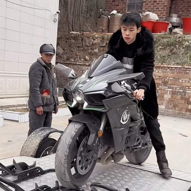 网红苏乞儿骑摩托上高速被拦后续!