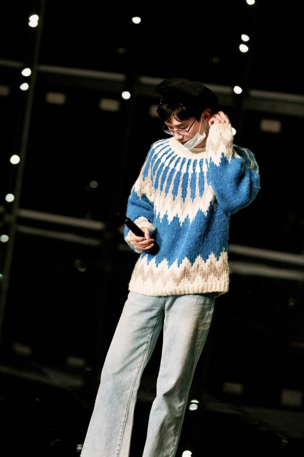 白敬亭又火了,私下穿搭也出圈,蓝色印花毛衣配阔腿裤好显嫩_潮流_时尚