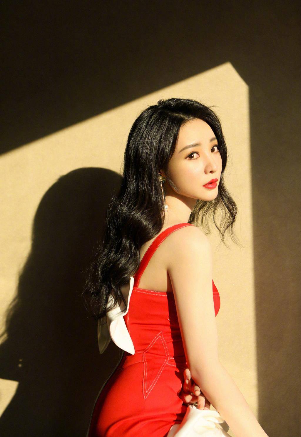 柳岩黑长直齐刘海好清纯,一改以往时尚风格,紫红长裙更显恬静_造型