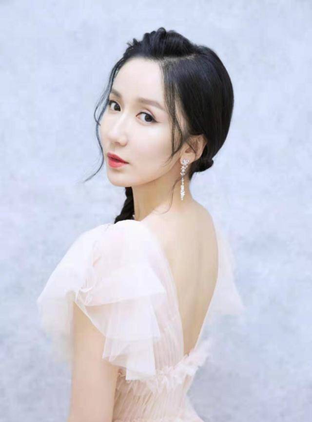 迪丽热巴一身高定亮相活动,许久不见撞脸娄艺潇,终于藏不住了_感觉