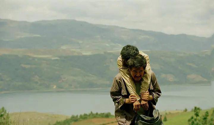 再看经典《落叶归根》:我们总是能在质朴的底层中寻到人性的良善_工友