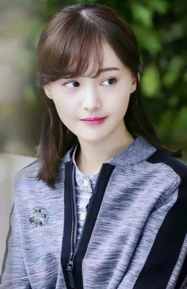 郑爽给娃过生日带娃游玩迪士尼,素颜头发稀疏状态憔悴惹人心疼!