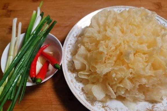 一朵银耳一道美味，简单一拌，加小米辣和葱花点缀，色香味俱佳(图3)