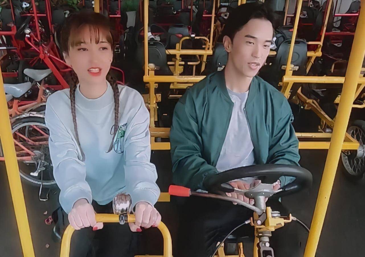 金莎盛况好不容易牵手,女方的手却被打马赛克,怕暴露前任姓名?