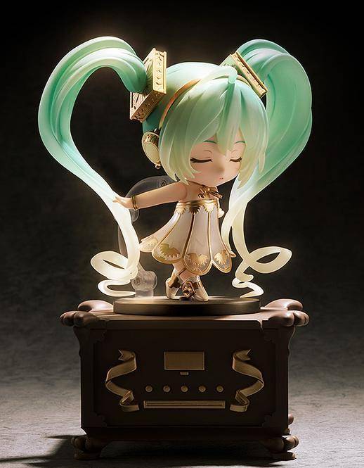 初音未来推出新手办,八音盒舞者造型很可爱,网友说像翡翠白菜_rella