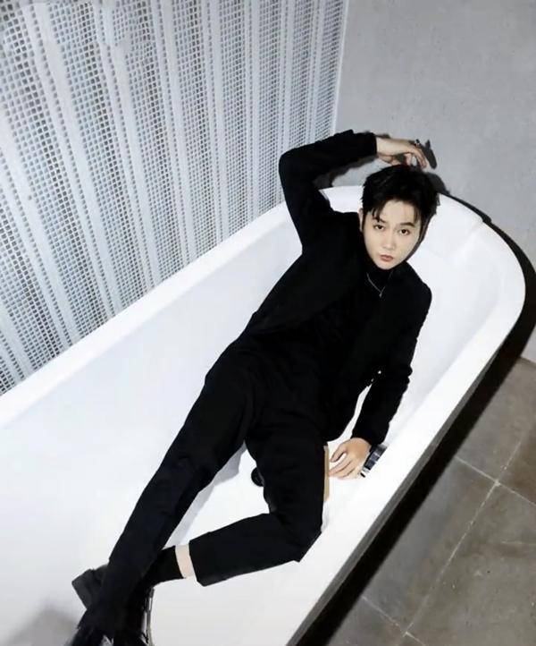 德云社孟鹤堂凌晨发文,晒写真照引热议,怪不得郭德纲这么疼他_观众