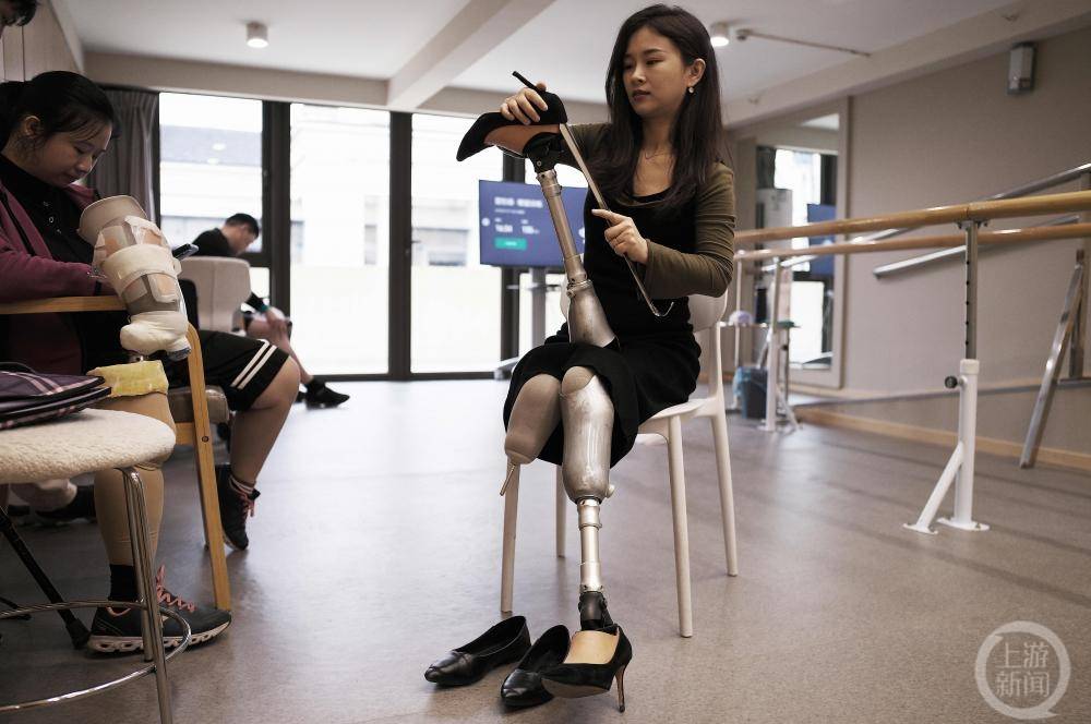 廖智重庆创业,30多名腿部残疾儿童因她重新"站起来"_老公_假肢_王启凡