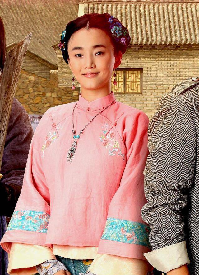 在电视剧《大秧歌》中,刘芊含和杨志刚,杨紫,王奎荣等搭档,饰演女二号