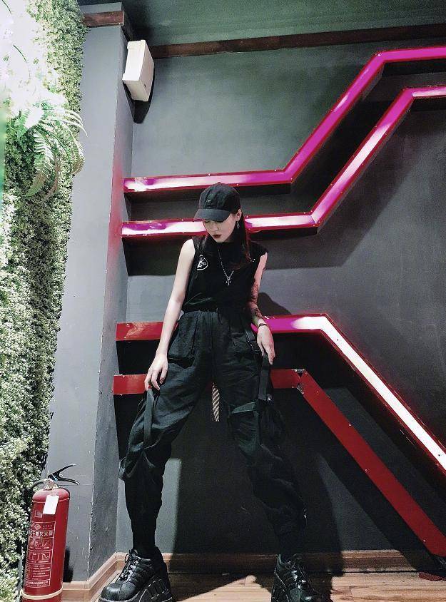 她是《变形计》的叛逆女孩,20岁将"保险袜"当鞋子穿,显腿长_杨馥宇