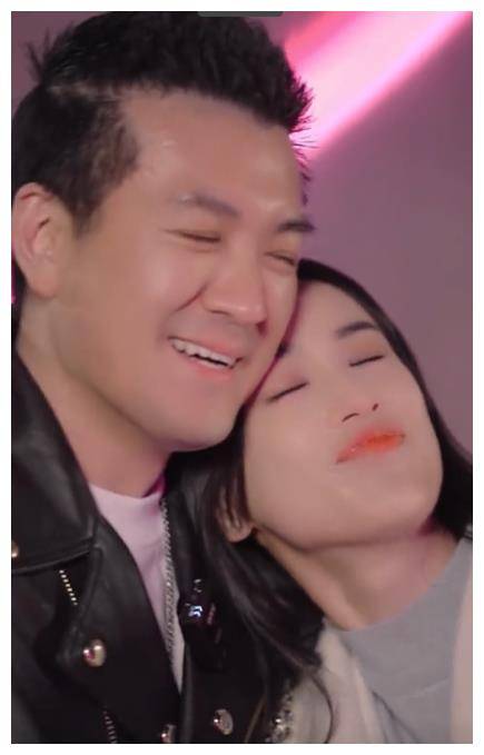 杨子布置烟花秀过情人节,骗老婆出意外吓哭黄圣依,转圈跳舞超甜_杨紫