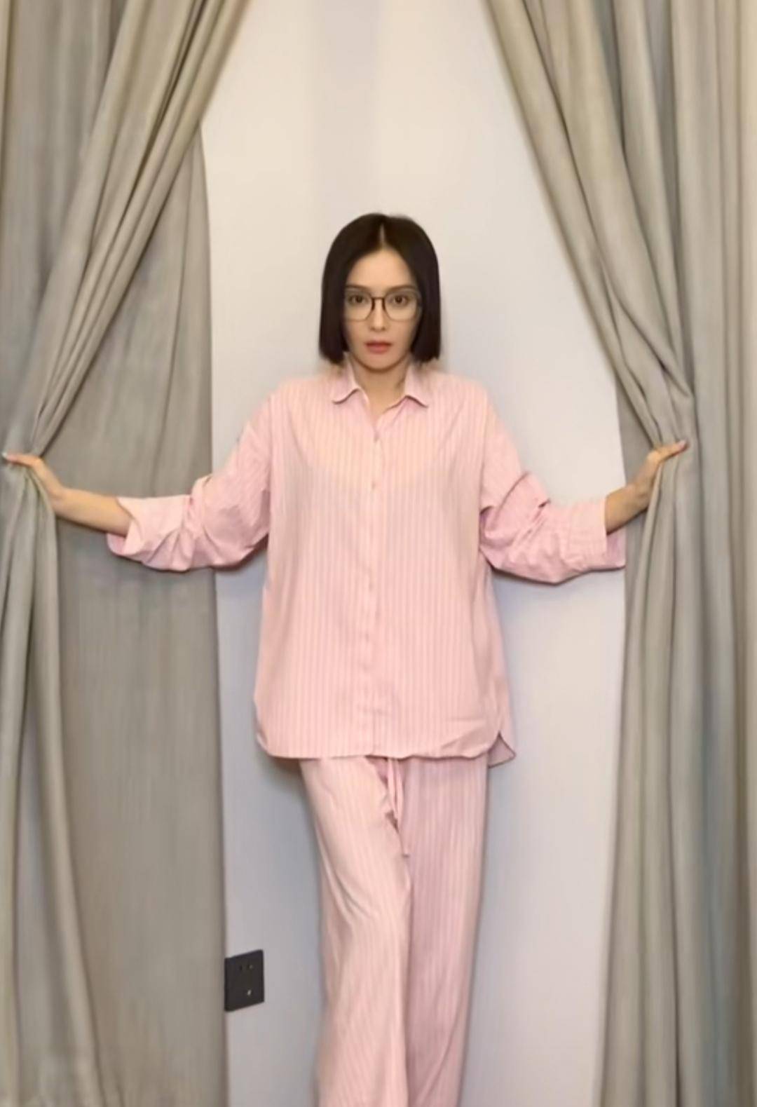 单身也过情人节,秦岚穿睡衣玩变装,李若彤晒小情人被疑隐瞒生育