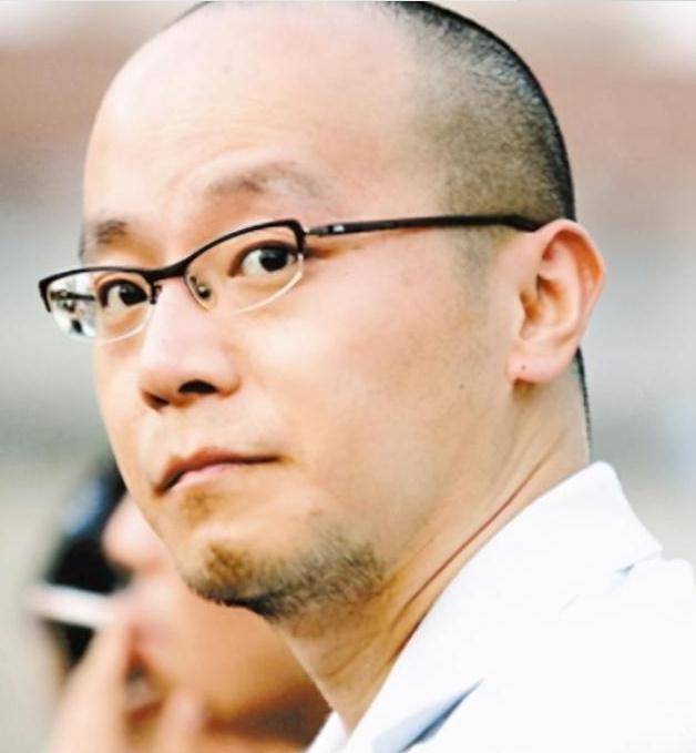 王菲前夫窦唯骑电动车出行,老态尽显很沧桑,不见当年黑豹模样!