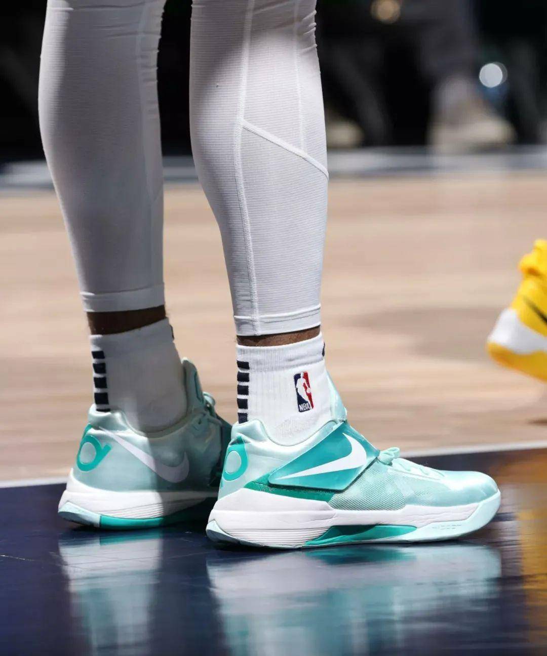 tro库里4的鞋面用了新的中底有一种旧瓶装新酒的感觉他的队友汤普森上