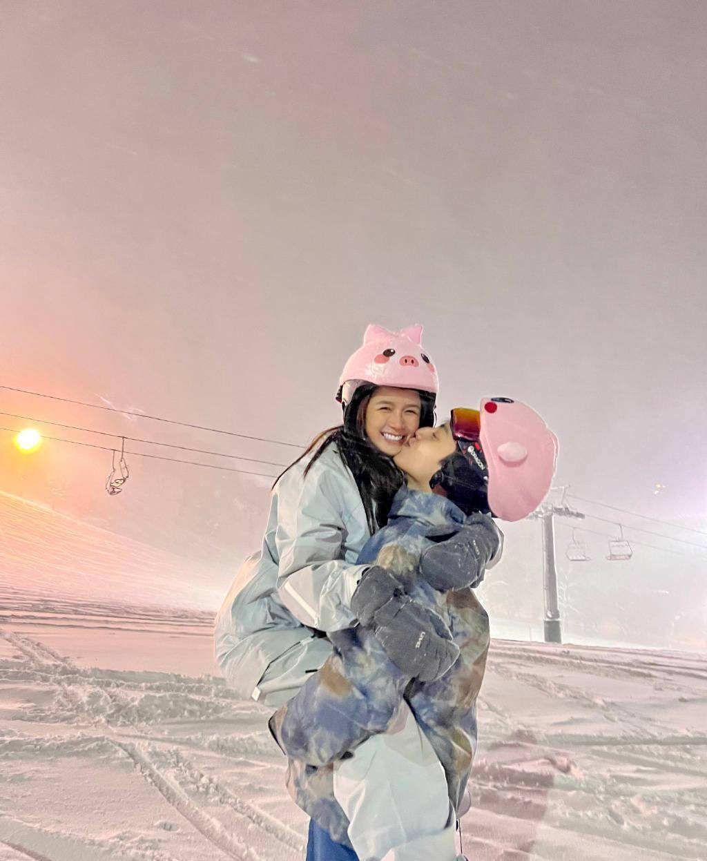 蔡卓宜和王大陸這次去滑雪了,兩位在雪地中擁抱著秀恩愛,撒了一地狗糧