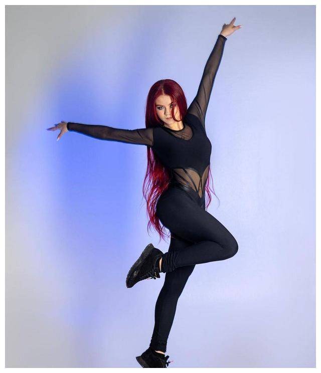 特鲁索娃晒出新款训练服,大秀马甲线 肚脐钉引热议 网友:真大胆_比赛