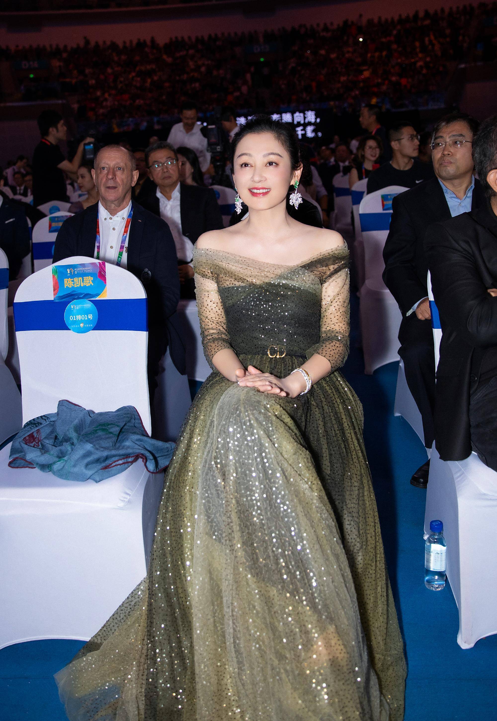 51岁陈红气场真强大,只是简单坐着,都让人不敢直视_时尚_黑色_自然