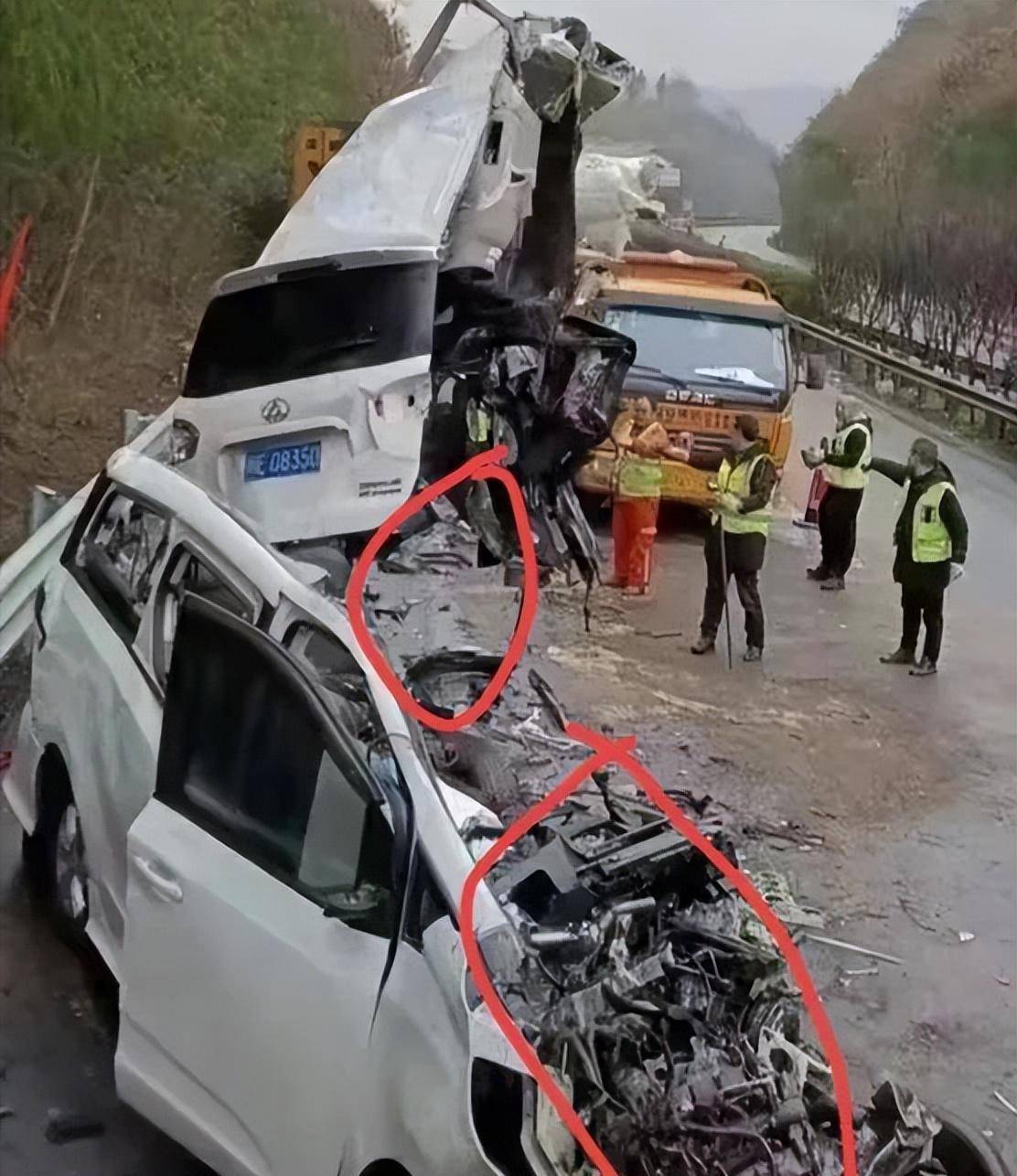 又是高速公路車禍,麵包車被劈成兩半,致6死1傷,究竟是誰的責任_事故