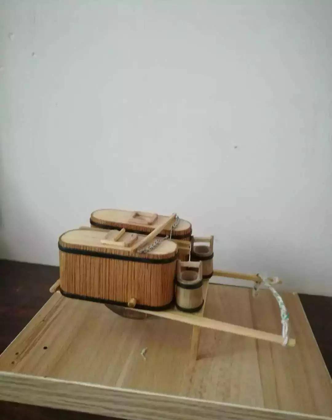 独轮水车粪车排子车老爷子做的独轮水车,旁边的桶是圆的;而粪车旁边的