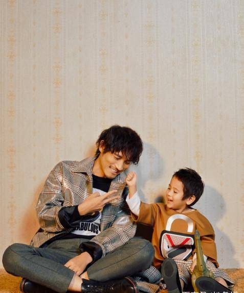 耿乐带儿子拍大片,乐那多不忘带恐龙,难怪和jasper成好友_爸爸_玩具