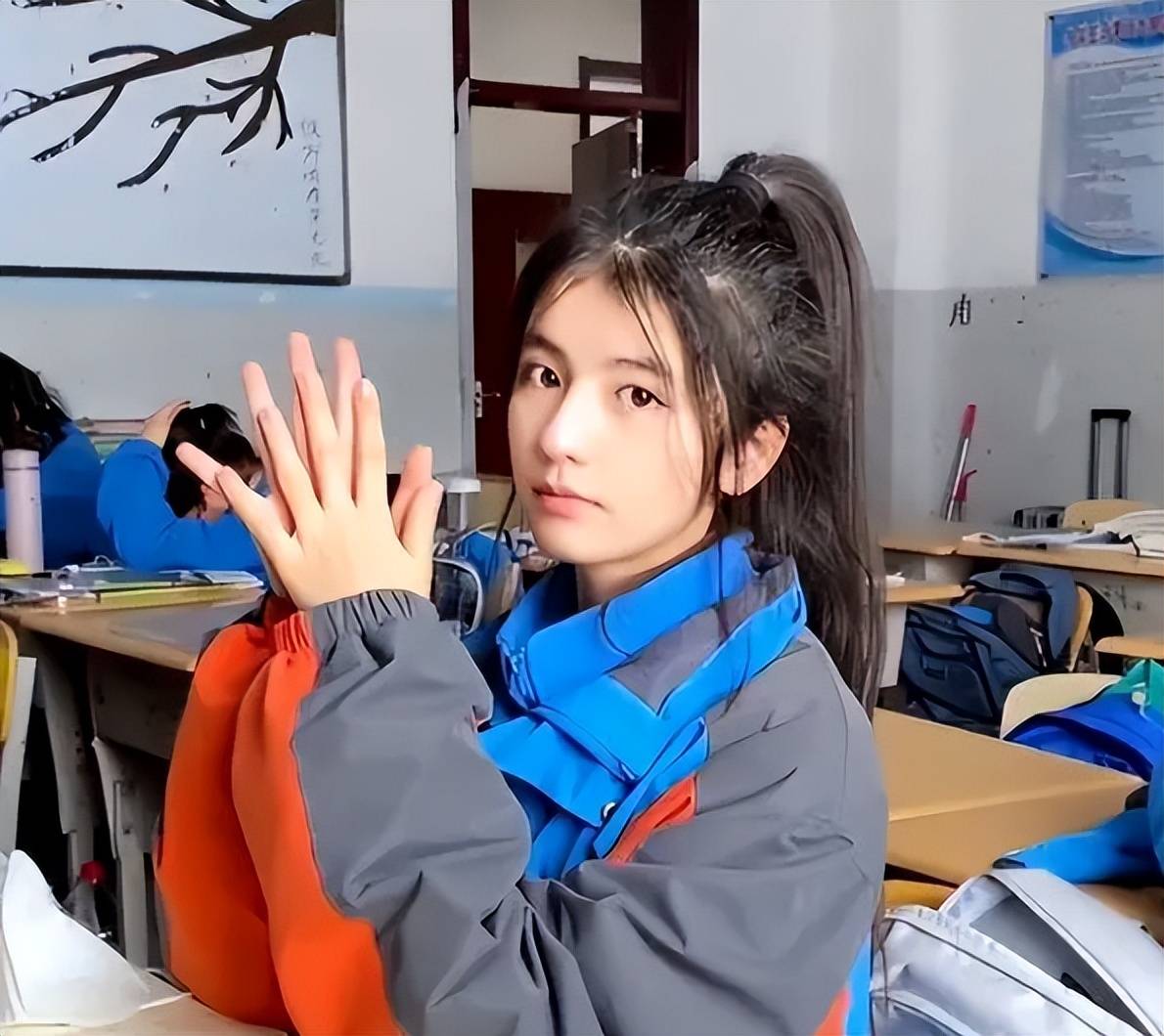 "高马尾"中学女生火了,五官精致元气满满,终于不再是网红摆拍_很漂亮