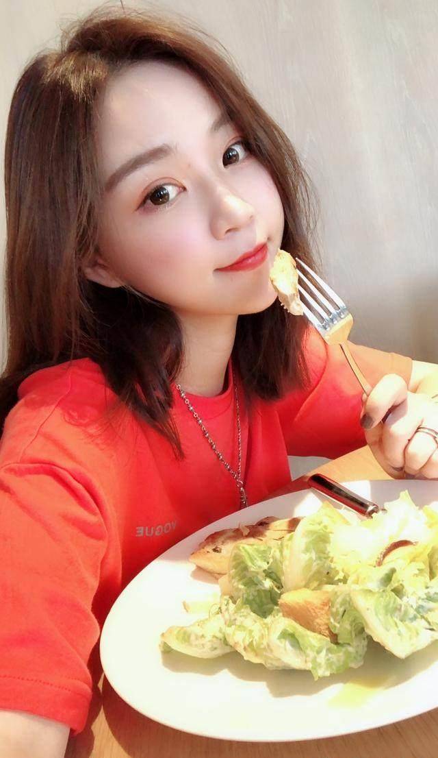 网红雪梨抱儿子自拍大钻戒抢眼,产后3个月瘦成纸片人_减肥_身材_月子