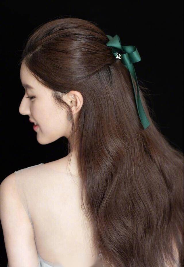 海藻卷发 绿丝带,美貌不输张雪迎,她才是最适合演尹夏沫的人_赵露思