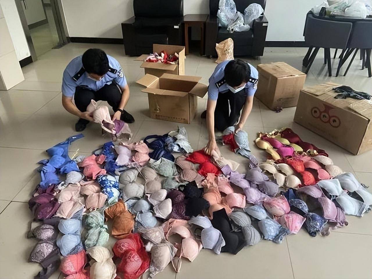 研究生男扮女装混入女生宿舍偷内衣,被抓获后各式赃物摆满地_事件