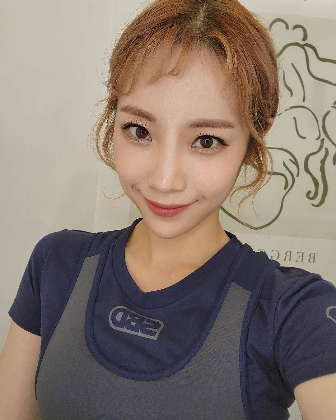 《体能之巅》娇小紫发美女「川字腹肌 背肌线条」好迷人_沈音灯_比赛