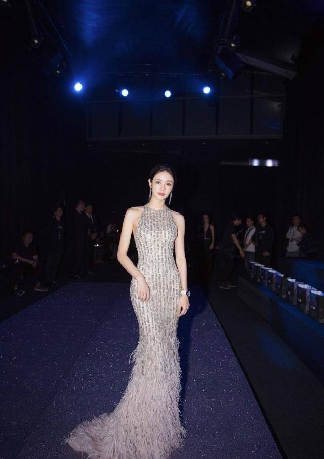 林峰新婚娇妻张馨月晒街拍,一双美腿太养眼,难怪能当豪门阔太_身材