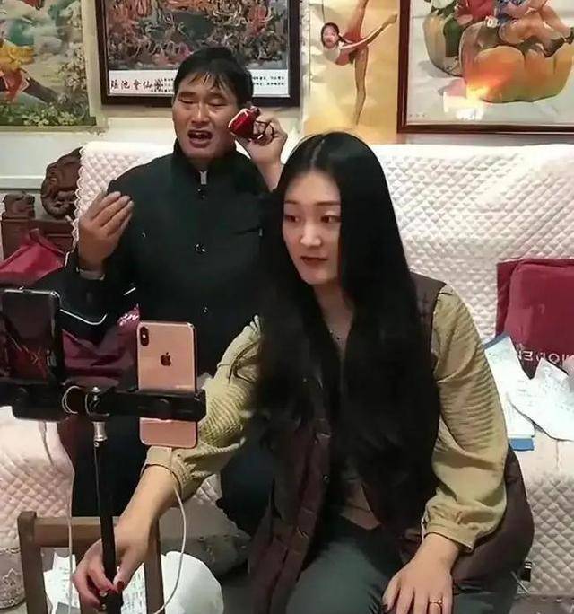 大衣哥回应儿子婚变,露面略显尴尬,不愿提起儿媳妇_直播_感情_热度