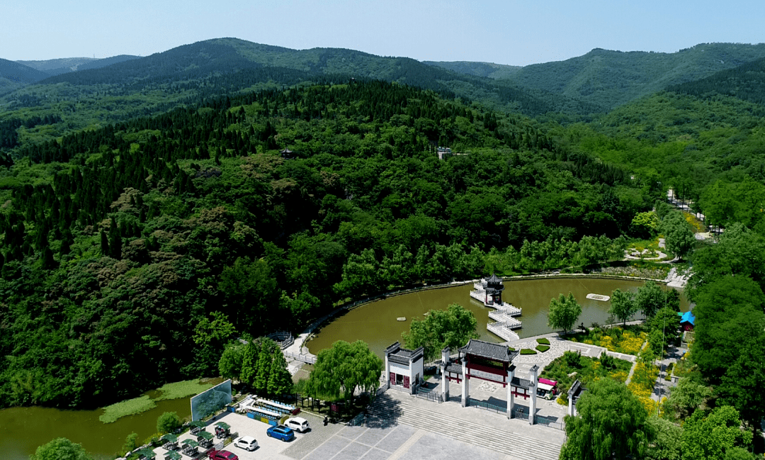 原山国家森林公园内地貌奇特,森林茂密,环境优美,一年四季各有神韵,是