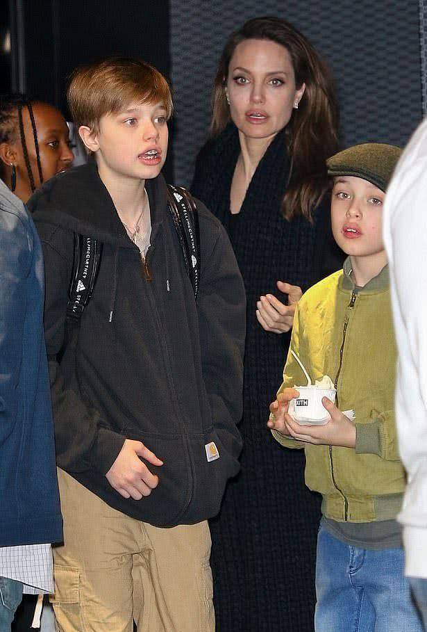 朱莉女儿希洛如愿长成了小正太,男孩气质凸显,有老爸皮特的风采_一身