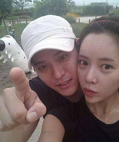 黄正音在2016年时,与职业高尔夫选手出身的企业家李英墩宣布结婚